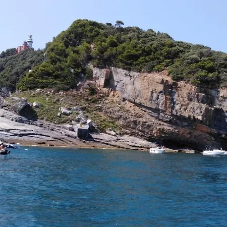 La Casa Nel Bosco-camera Con Giardino Vicino Lerici Affittacamere Trebiano